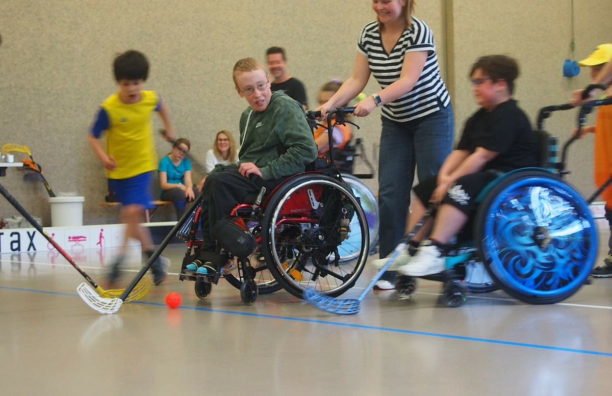 Unihockey der besonderen Volksschule Schulbildung Stiftung Rossfeld 